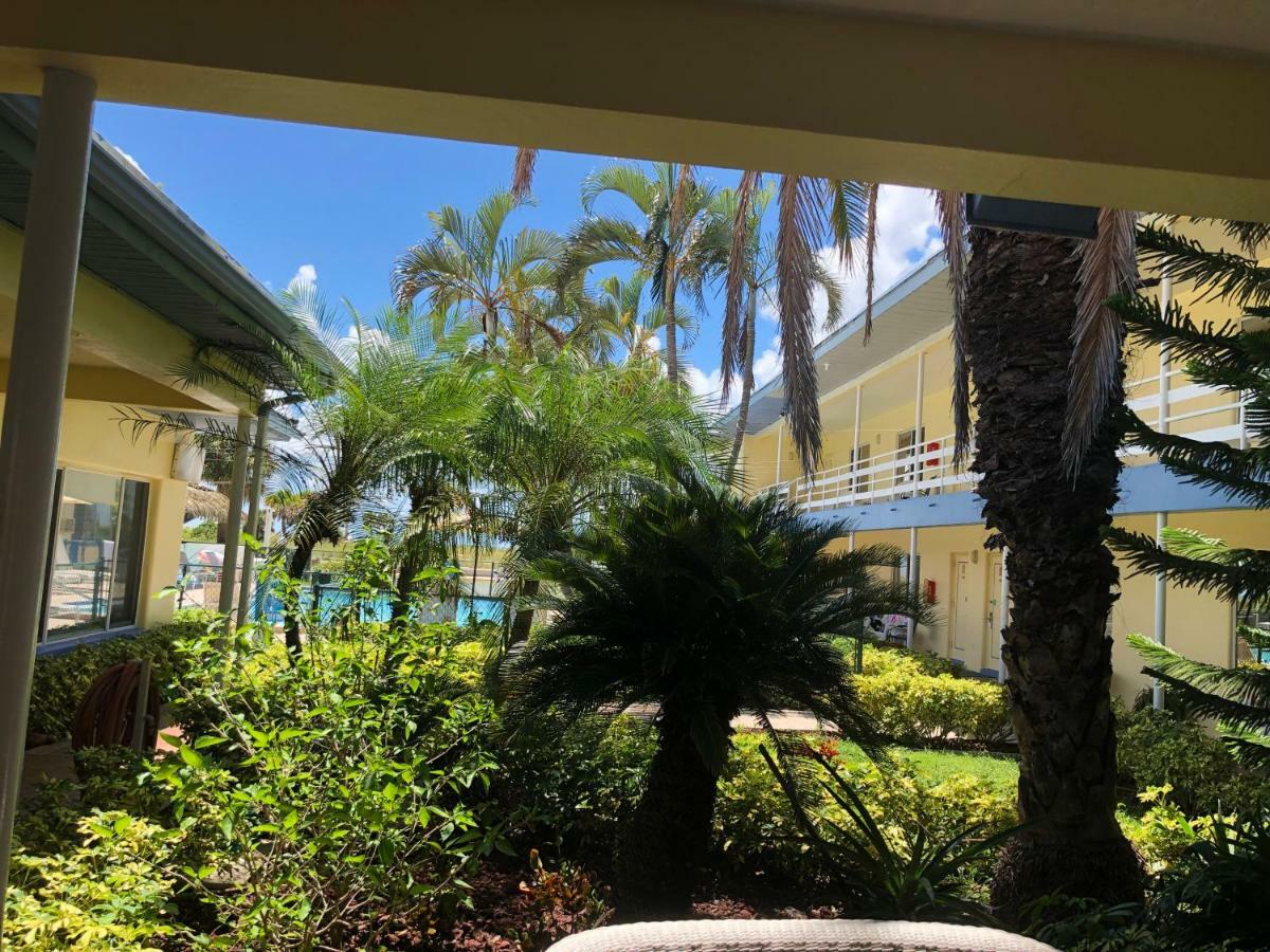 Arvilla Resort St. Pete Beach Bagian luar foto